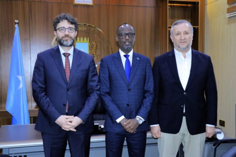 Wasiirka Dekedaha XFS oo kulan la yeeshay Safiirka Turkiga ee Soomaaliya