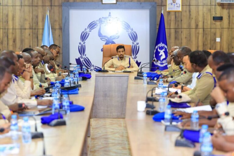 Taliyaha Ciidanka Booliska Soomaaliyeed oo kulan la qaatay Saraakiisha Hoggaanka Booliska 