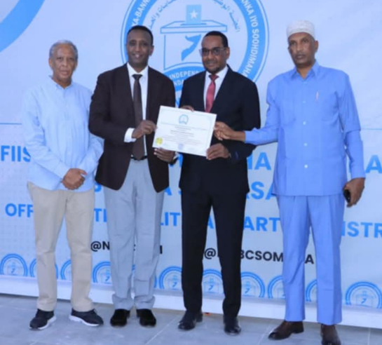 Guddiga madax bannaan ee doorashooyinka oo shahaado guddoonsiiyay ururka midowga Soomaaliya