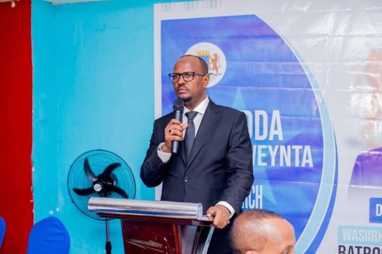 Wasiirka Batroolka Soomaaliya oo la kulmay Jaaliyadda Soomaaliyeed ee Tanzania