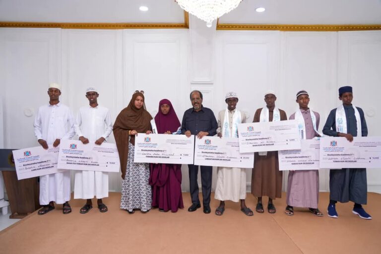 Madaxweyne Xasan Sheekh oo magacaabay lataliye Sare ee rrimaha difaaca