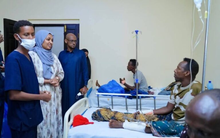 Wasiirka Qoyska XFS oo Deeqo kala duwan gaarsiisay Ciidammada Xoogga ee ku soo dhaawacmay Hawlgallada