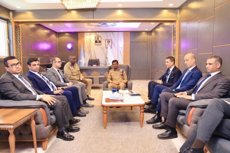 Taliyaha Ciidanka Boliiska oo xafiiskiisa ku qaabilay masuuliyiin ka socday dalka Masar