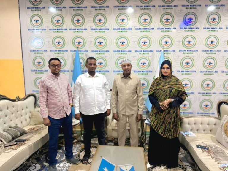 Guddoomiyaha Baarlamaanka Galmudug oo hoygiisa ku qaabilay xubno ka tirsan Golaha Warbaahinta