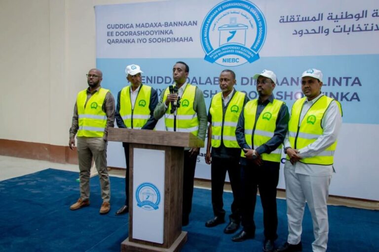 Guddiga madaxa banaan ee doorashooyinka oo daah-furay qalabka diiwaangelinta cod-bixiyaha