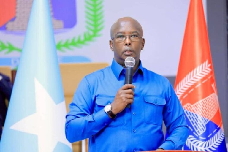 Guddoomiyaha Gobolka Banaadir ayaa guddoomiyay kulan looga hadlaayay taageerida Ciidamada Qaranka iyo kuwa deegaanada ee dagaalka kula jira Kooxaha Khawaarijta