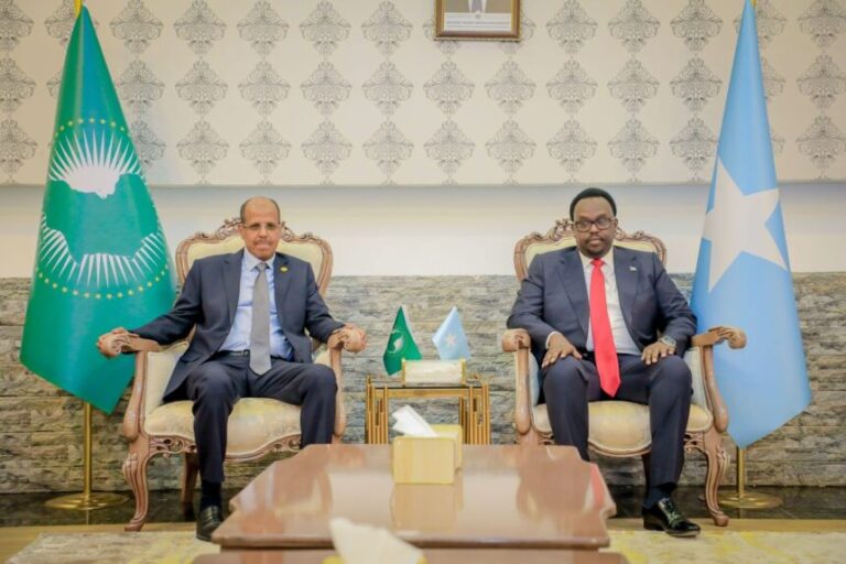 Guddoomiyaha Midowga Afrika, mudane Maxamuud Cali Yuusuf iyo wafti uu hoggaaminaayo oo Muqdisho lagu soo dhaweeyey