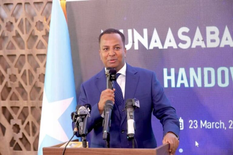 Ra’iisul Wasaare Ku-xigeenka Labaad oo xilka u kala wareejiyay Wasiirkii hore Dhallinyarada iyo Wasiirka cusub ee xilka loo magacaabay