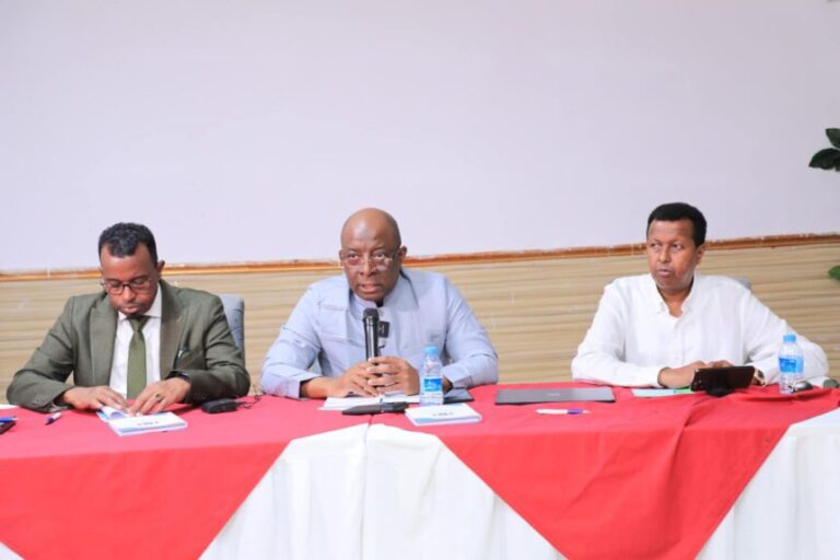 Wasaaradda Warfaafinta oo soo xirtay aqoon isweydaarsi ku saabsanaa fududeynta xaqa xog helista dadweynaha