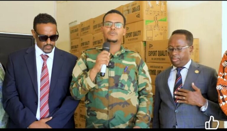 Masuuliyiin katirsan Dowladda oo deeqa dawo ah gaarsiiyay isbitaalka Xoogga Dalka