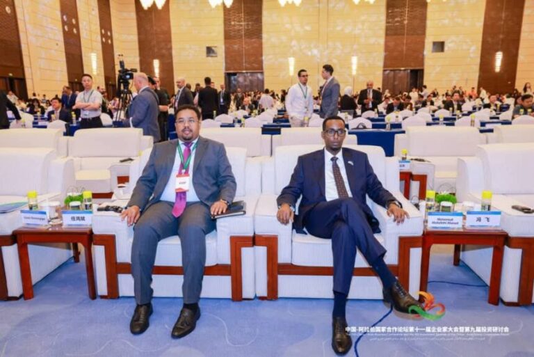 Wafdi ka socda Wasaaradda Ganacsiga oo ka qeyb galay Shirweynaha 11-aad ee Shiinaha iyo Wadamada Carabta