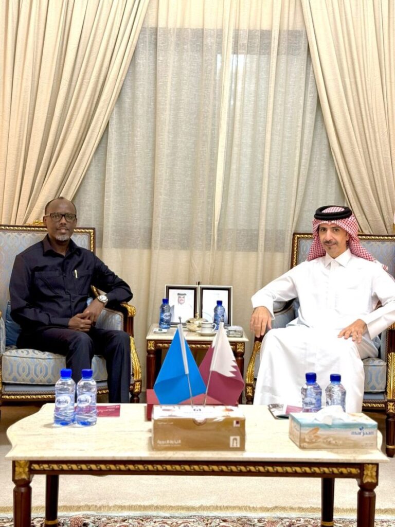 Wasiirka Soomaaliya ee Ganacsiga oo kula la yeeshay Safiirka dalka Qatar 