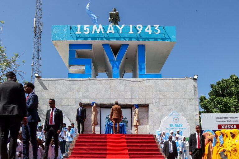 Madaxweyne Xasan Sheekh oo Ubax dhigay Taallada SYL