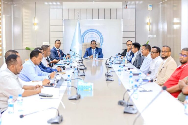 Wasiirka Arrimaha Gudaha oo kulan la qaatay Guddiga Madaxabannaan Ee Doorashooyinka Qaranka