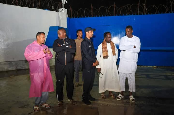 Taliyaha Booliiska oo kormeeray goobo ay saameeyeen roobab ku da’ay Muqdisho