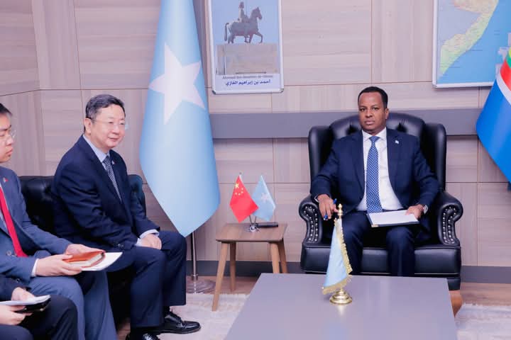 Wasiirka Arrimaha Dibadda Soomaaliya oo qaabilay Safiirka Shiinaha oo booqasho sharafeed ugu yimid