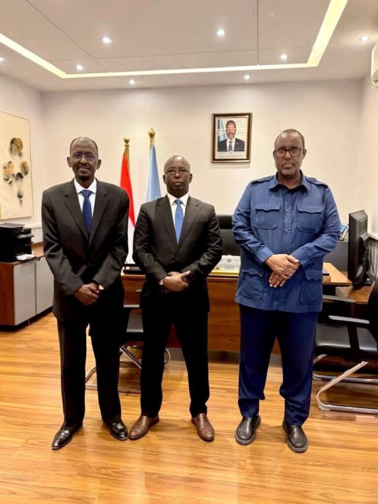 Safiirka JFS ee Masar oo soo dhaweeyay Guddoomiyaha Gobolka Banaadir oo booqasho rasmi ah ku yimid Qaahira