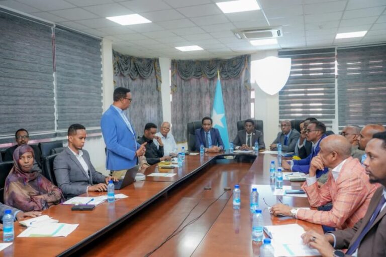 Wasiirka Amniga oo guddoomiyey shir looga hadlayay dardargelinta howlaha Hey’adda Socdaalka iyo Jinsiyadda Soomaaliya