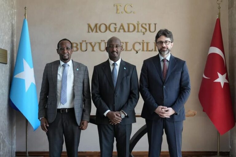 Wasiirka Kalluumeysiga Soomaaliya oo kulan Muqdisho kula qaatay Safiirka Turkiye   