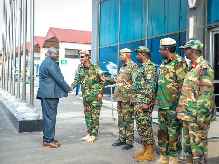 Taliyaha Ciidanka Dhulka Xoogga Dalka Soomaaliyeed oo Muqdisho ku soo dhoweeyay taliye ku-xigeenka Ciidanka Xoogga Dalka Uganda
