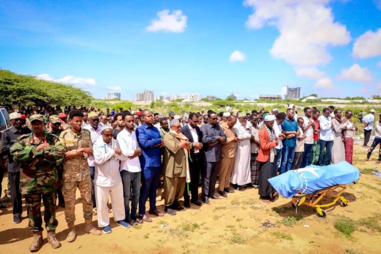 Gaashaanle dhexe Cabdi Salaad Xujaale oo aas Qaran loogu sameeyay Muqdisho