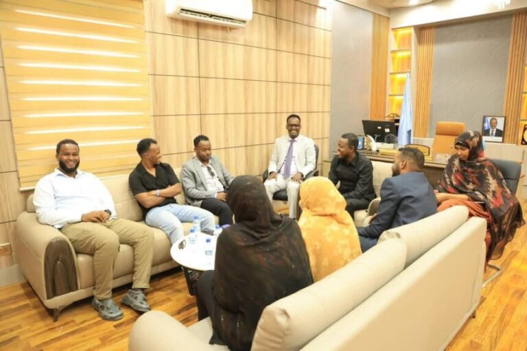 Wasiirka Shaqada iyo Arrimaha Bulshada oo kulan la qaatay Golaha Dhallinyarada Qaranka Soomaaliyeed