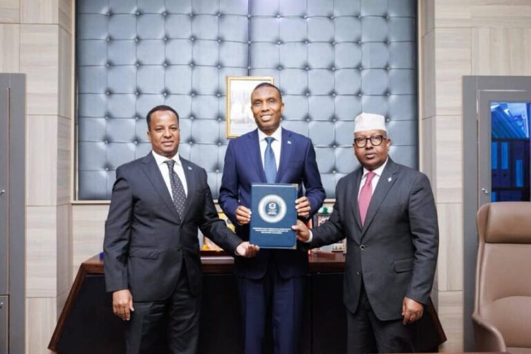 Ra’iisulwasaaraha XFS oo xilka u kala wareejiyey Wasiirkii hore Arrimaha Dibedda iyo Wasiirka Cusub