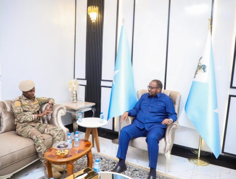 Hoggaamiyaha SSC-Khaatumo oo kulan muhiim ah la yeeshay Taliyaha Ciidanka Xoogga Dalka