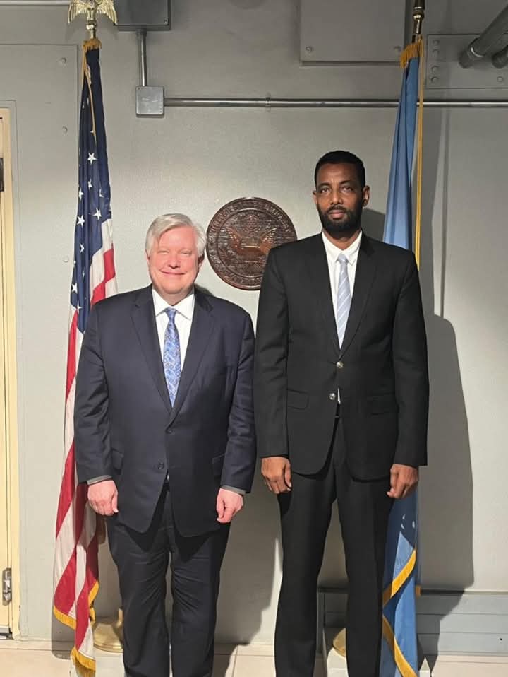 Wasiirka Gaadiidka iyo Duulista Hawada XFS oo kulan la qaatay Safiirka Maraykanka ee Soomaliya.