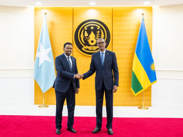 Safiirka Soomaaliya ee Rwanda oo Waraaqaha Aqoonsiga Guddoonsiiyay Madaxweynaha Rwanda