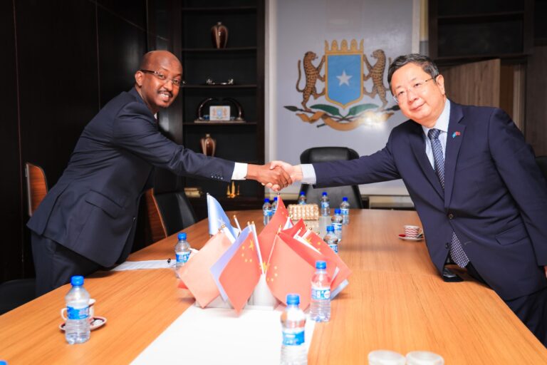 Wasiirka Kalluumeysiga iyo Dhaqaalaha Buluugga ah oo la kulmay Safiirka Shiinaha ee Soomaaliya