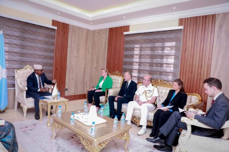 Wasiirka Gaashaandhigga XFS oo kulan la yeeshay wafdi ay hoggaamineyso madaxa Dowladda Ingiriiska ee arrimaha Afrika iyo America