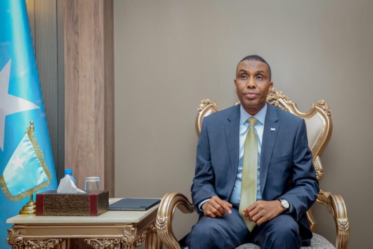 RW Xamsa Cabdi Barre oo xafiiskiisa ku qaabilay hoggaanka ururrada siyaasadeed ee is diiwaangaliyey