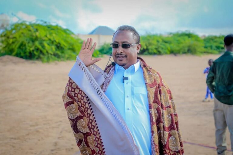 Duqa Muqdisho oo Salaadda Ciidda kula tukaday Dadweynaha Degaanka Gubadley