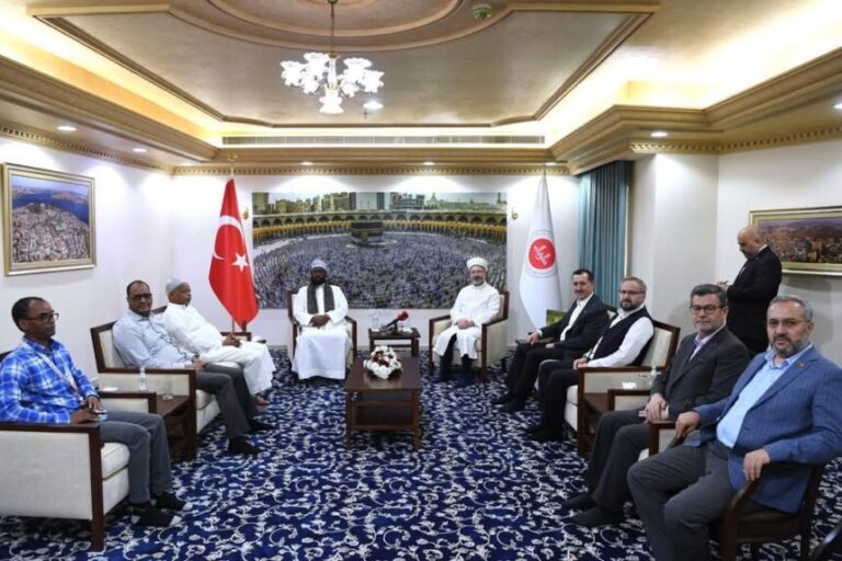 Wasiirka Awqaafta iyo Arrimaha islaamka oo magaaalada Makka kula kulmey Madaxa Arrimaha Diinta dalka Turkiga