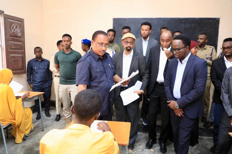 Guddoomiyaha Gobolka Banaadir oo Daah-furay Imtixaanka Shahaadiga ee Dugsiyada Dhexe