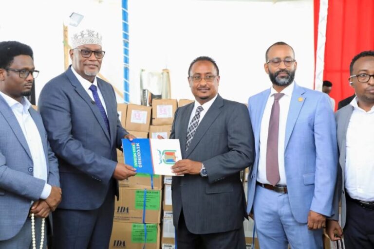 Guddoomiyaha G/Banaadir oo deeq daawooyin ah ku wareejiyay Ciidamada Difaaca Deegaanka