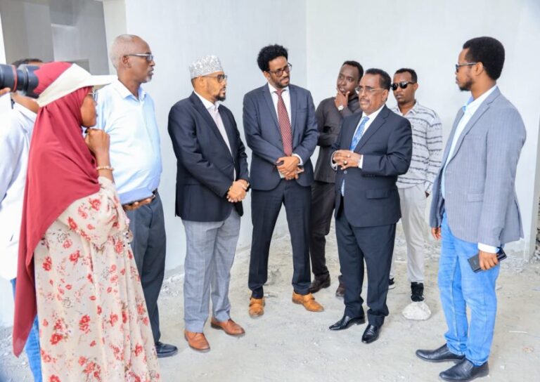 Wasiirka Arrimaha Gudaha oo kormeeray xarunta dhexe ee Wasaaradda uu dib u dhis ka socdo