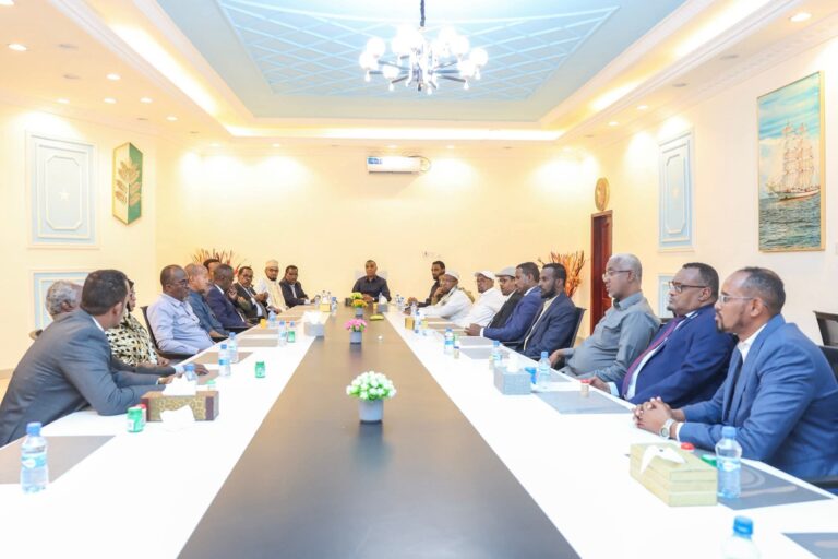 Ra’iisul Wasaare Xamse oo casho sharaf u sameeyay masuuliyiin ka tirsan Xisbiyada Puntland