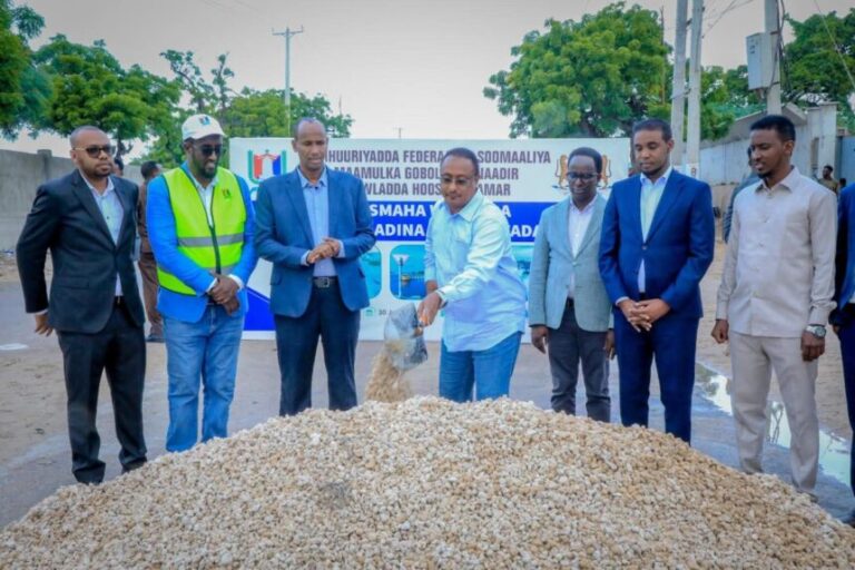 Duqa Muqdisho oo Dhagax dhigay dhismaha waddada laamiga ah ee isku xirta Isgoyska Banaadir iyo Wadajir