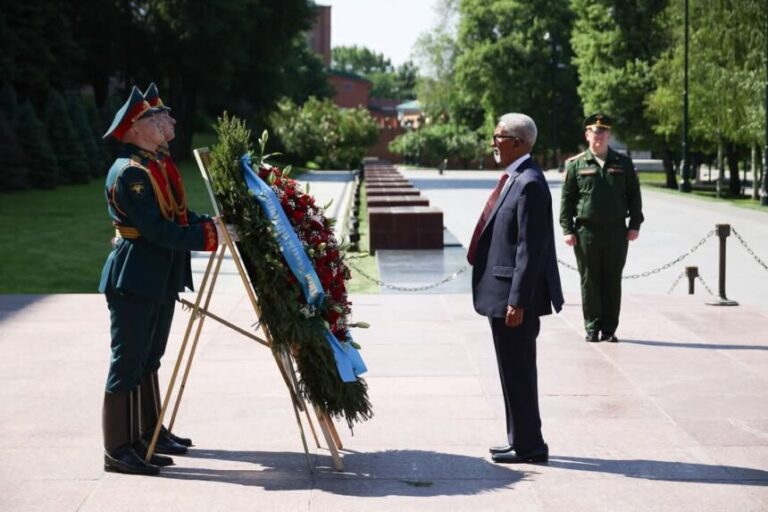 Guddoomiyaha Aqalka sare oo ubax dhigay daljirka daahsoon ee darbiga Kremlin-ka