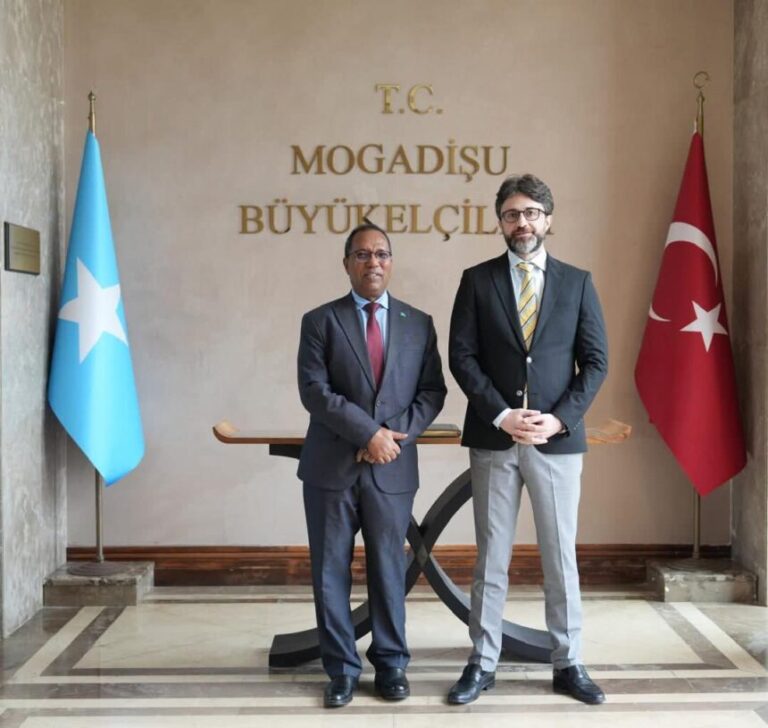 Wasiirka hawlaha guud oo la kulmay danjirayaasha Talyaaniga iyo Turkiga