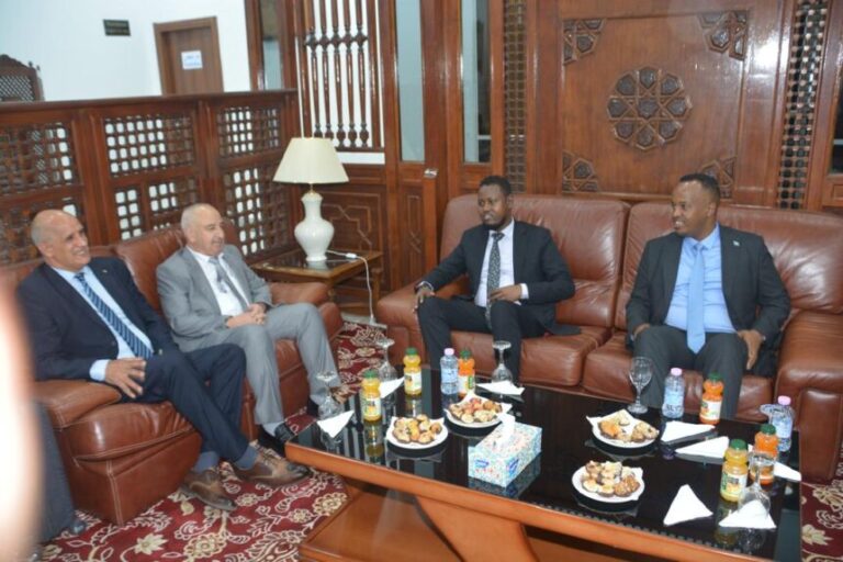 Wasiirka Shaqada iyo Arrimaha Bulshadda oo gaaray dalka Algeria