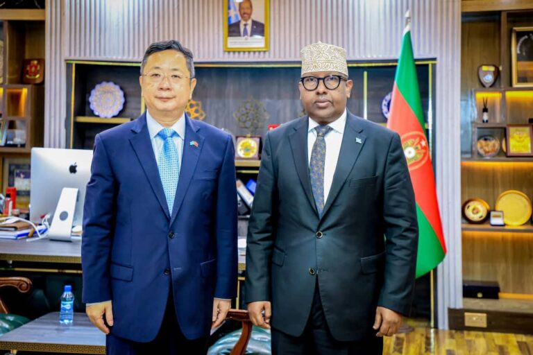 Wasiirka gaashaandhigga oo qaabilay danjiraha Shiinaha