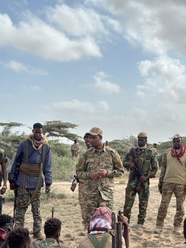 Taliyaha Ciidanka Dhulka oo kormeer dhiirrigelin ah ku tagay jiidaha dagaalka Shabeellaha Dhexe