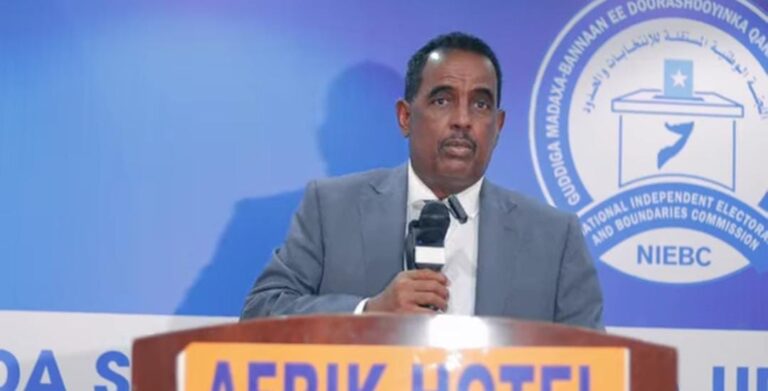 Wasiir Cali Xoosh “Dowladdu way dhistay Guddiga Doorashooyinka Qaranka balse ma fara-gelinayso shaqadooda.”