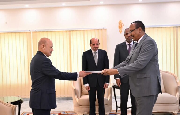 Danjiraha Cusub ee Soomaaliya ee Yemen oo Gudbiyay Warqadaha Aqoonsiga Safiirnimo
