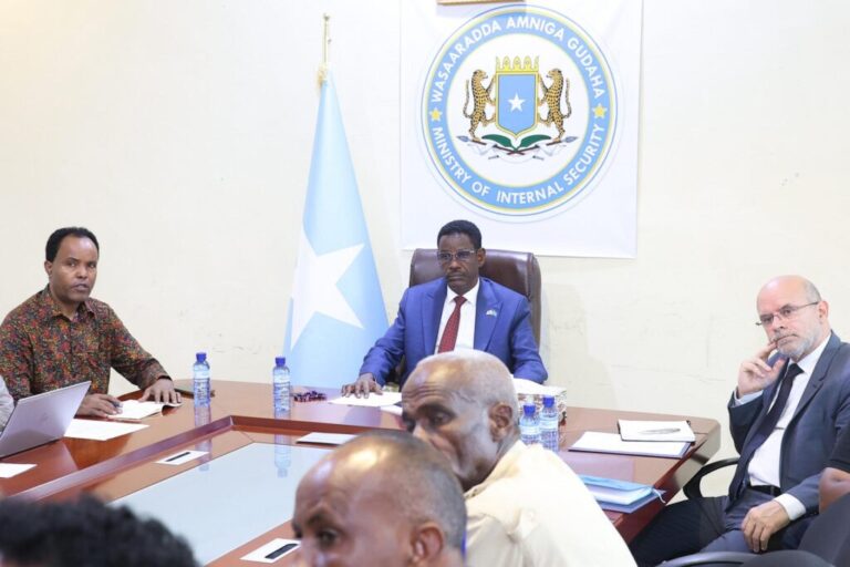 Wasiir Amniga Gudaha XFS oo xafiiskiisa ku qaabilay mas’uuliyiin sare oo ka socda Booliiska caalamiga ah INTERPOL