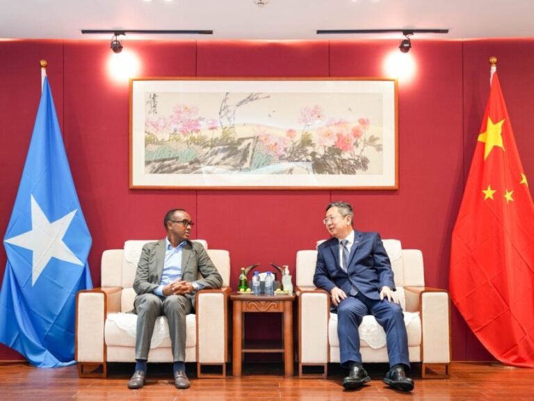 Guddoomiyaha SoDMA oo kulan la yeeshay Safiirka Shiinaha u fadhiya Soomaaliya