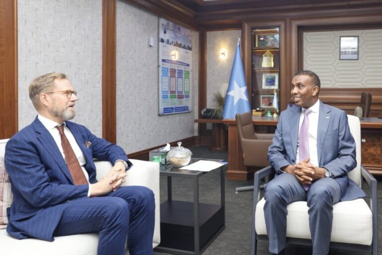 Ra’iisul Wasaare Xamsa oo xafiiskiisa ku qaabilay Danjiraha dowladda Sweden u qaabilsan Soomaaliya